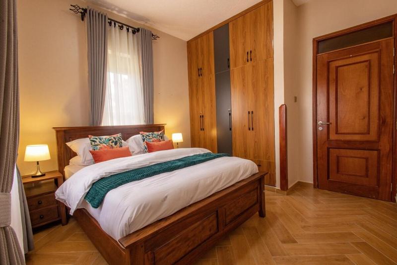 Eclectic 1BR in Ntinda with fast WiFi plush queen bed & is WFH friendly - image 15