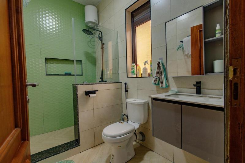 Eclectic 1BR in Ntinda with fast WiFi plush queen bed & is WFH friendly - image 16
