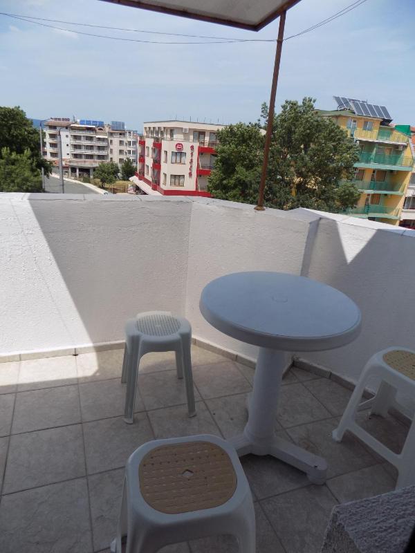 Studio with Balcony image 2