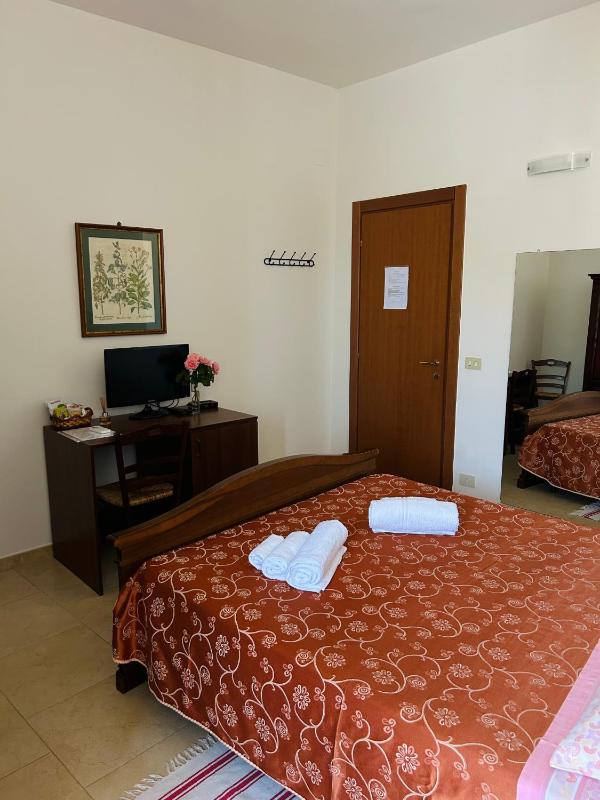 Double Room with Shared Bathroom image 1