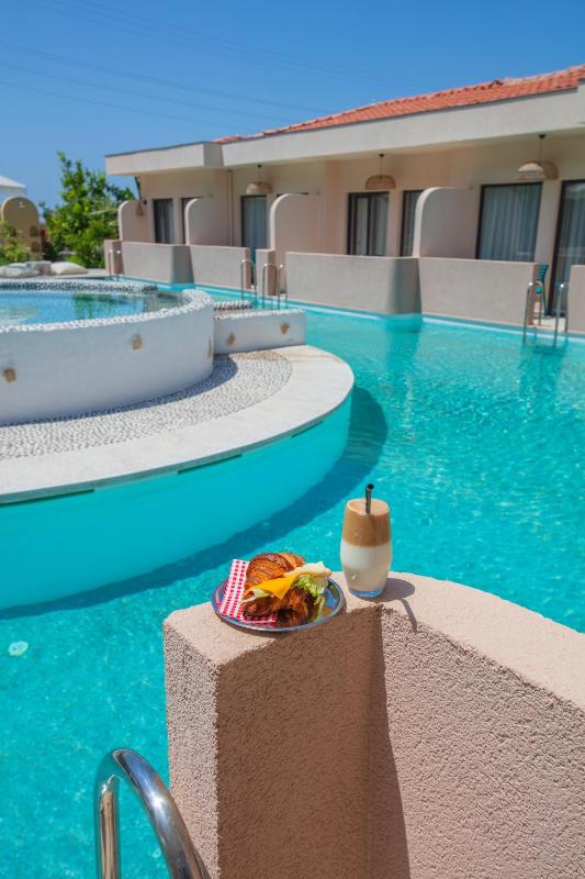 Deluxe Double or Twin Room with Pool Access image 2