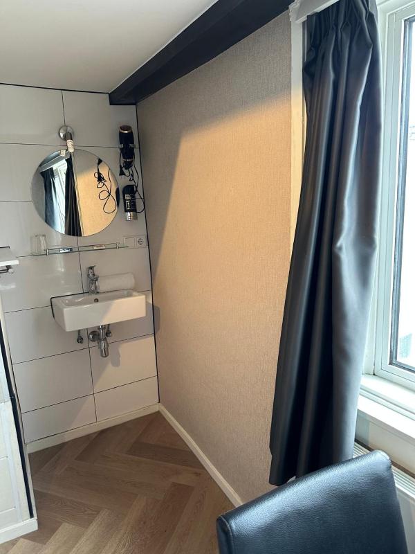 Basic Double or Twin Room with Shared Bathroom image 2