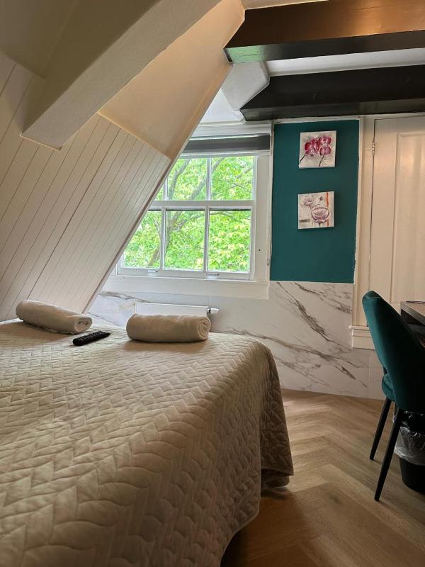 Basic Double or Twin Room with Shared Bathroom image 3