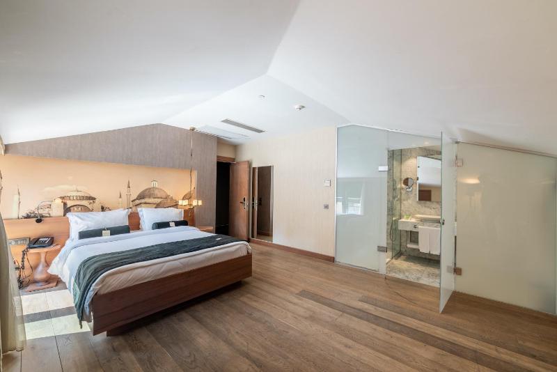 Queen Room with Balcony image 3