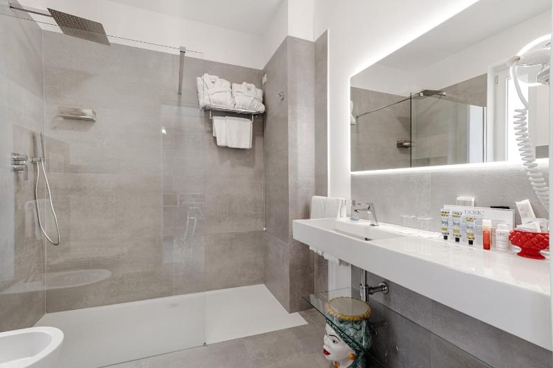 Junior Suite with Spa Bath image 2