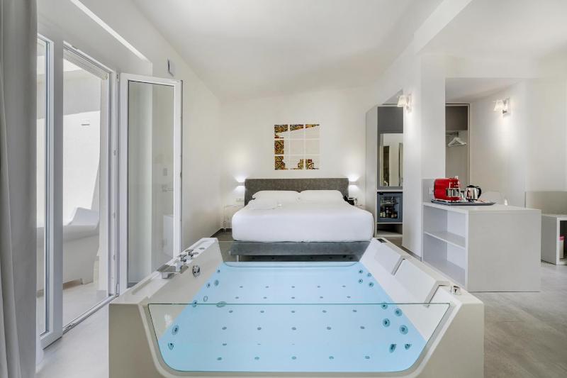 Junior Suite with Spa Bath image 4