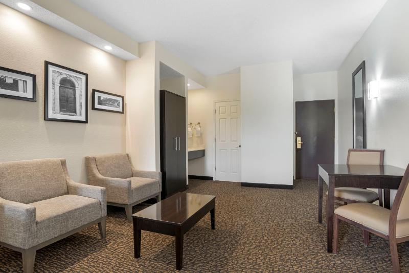 Double Suite with Two Double Beds - Non-Smoking image 2