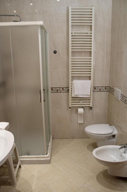 Twin Room with Bathroom image 2