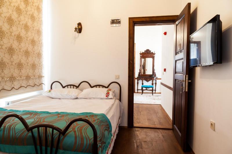 Classic Double Room image 4