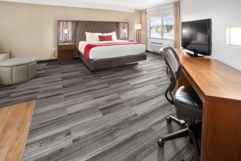 King Room with Sofa Bed image 1