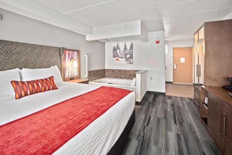 King Suite with Spa Bath and Fireplace image 4