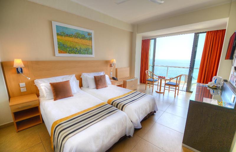 Twin Room with Sea View image 4
