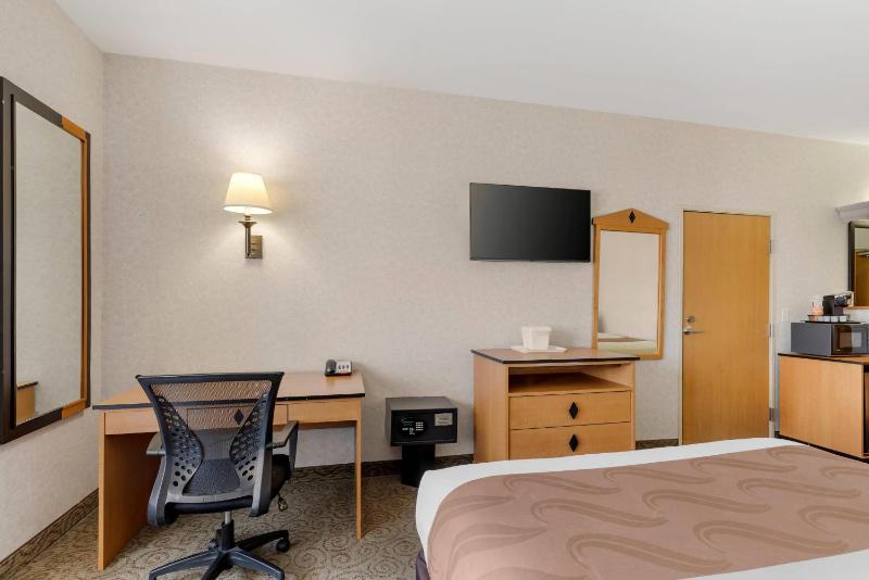 Queen Room with Two Queen Beds - Disability Access/Non-Smoking image 4