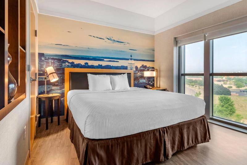 King Suite with Two King Beds and Sofa Bed - Non-Smoking image 3