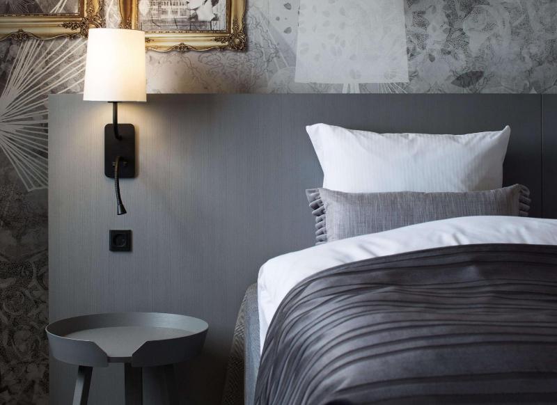 Standard Twin Room image 4