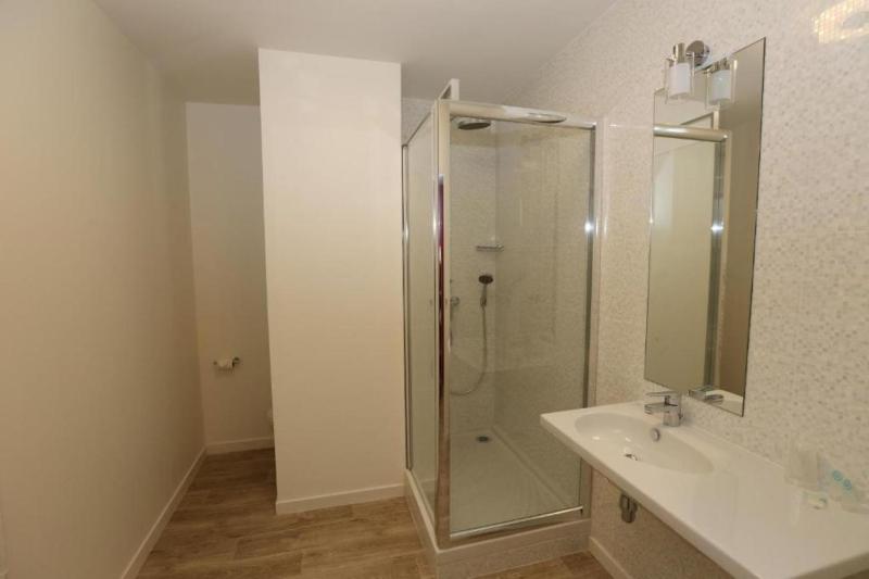 One-Bedroom Apartment image 4