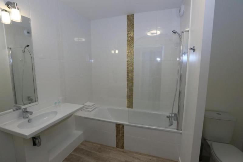 One-Bedroom Apartment image 3