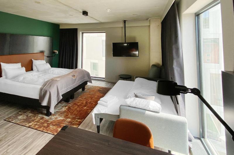 Premium Queen Room with sofa bed image 3