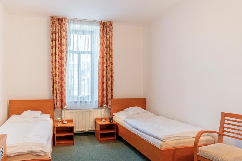 Twin Room image 1