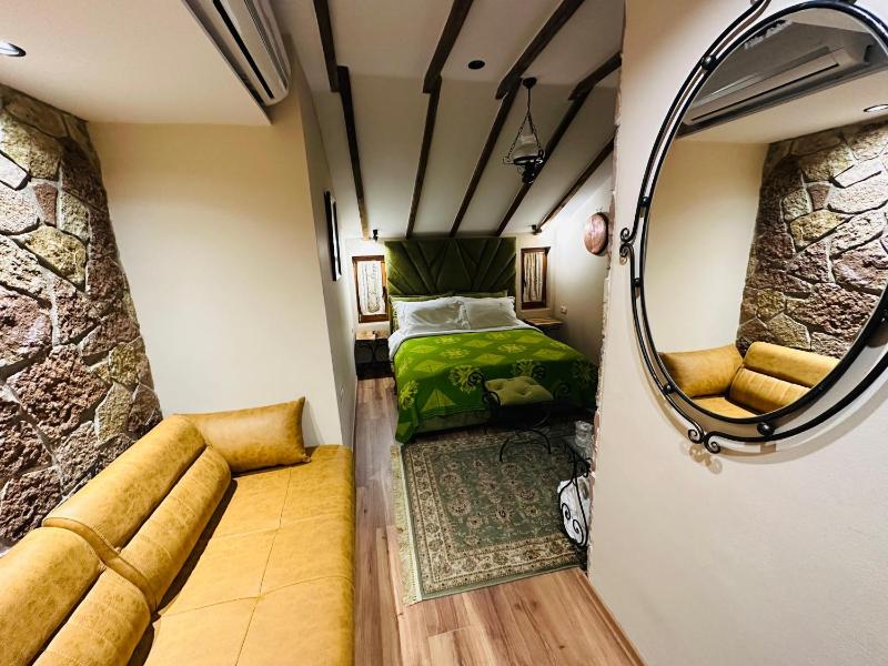 Deluxe Double or Twin Room with Balcony image 4