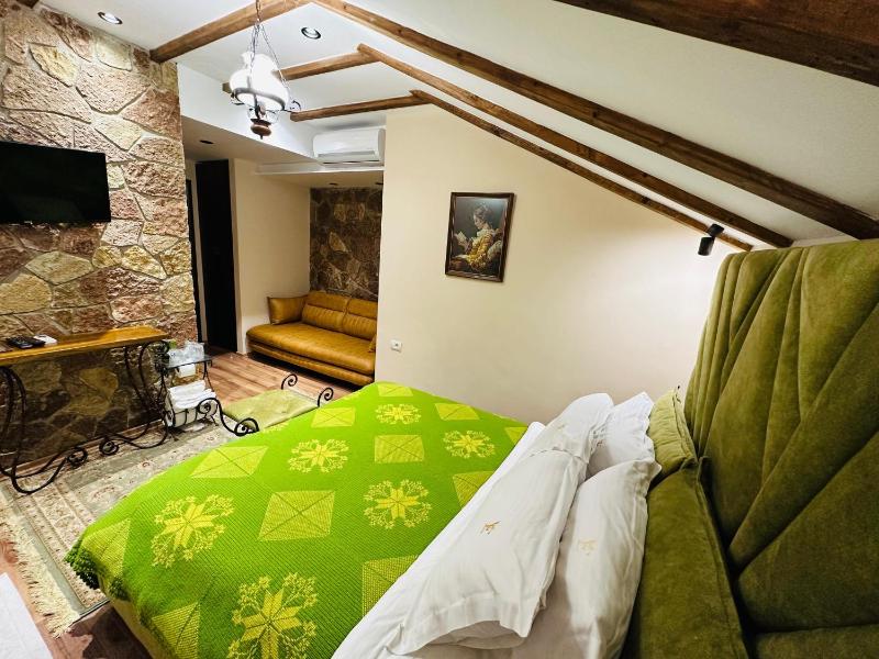 Deluxe Double or Twin Room with Balcony image 3