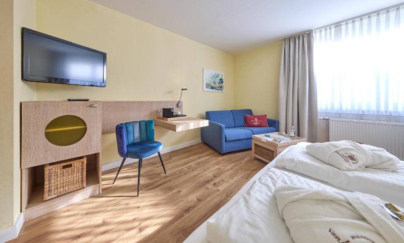 Superior Double Room with landward view image 3