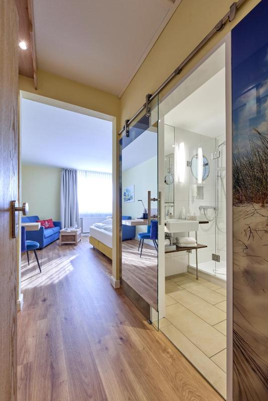 Superior Double Room with landward view image 4