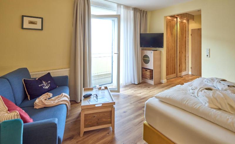 Superior Double Room with Balcony and Partial Sea View image 3