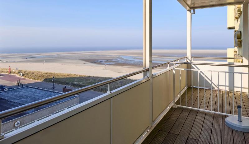 Superior Double Room with Balcony and Partial Sea View image 4