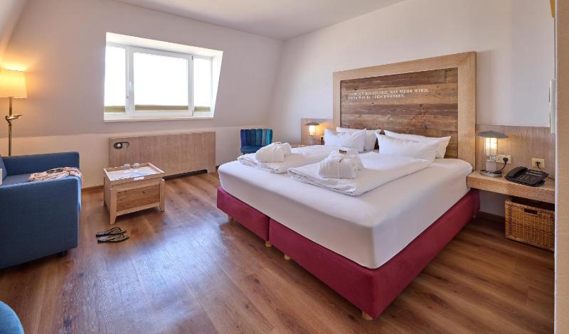 Double Room with Sea View image 1