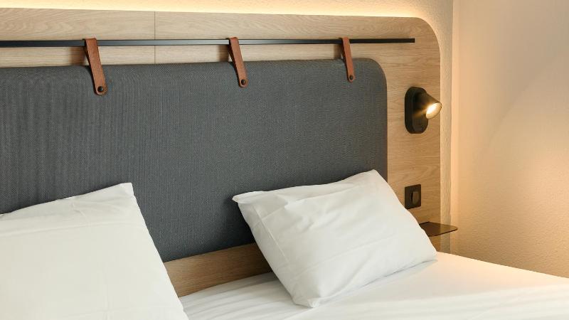 Standard Room - 1 Queen Bed image 4