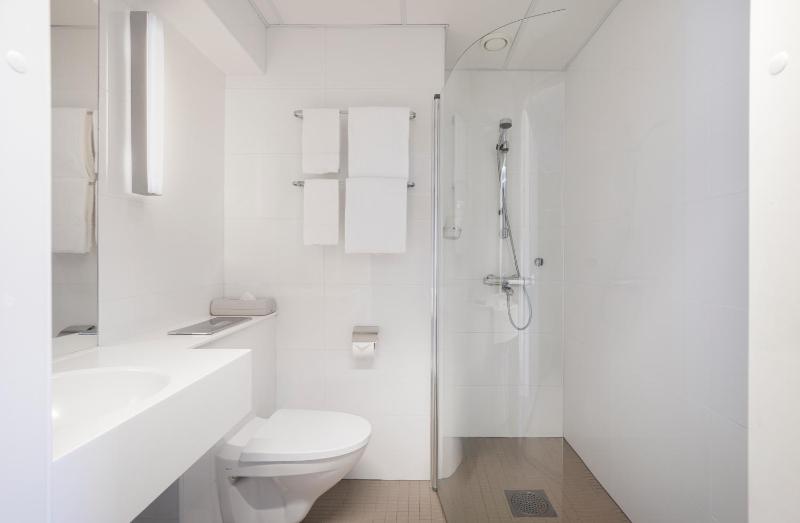 Standard Twin Room image 2