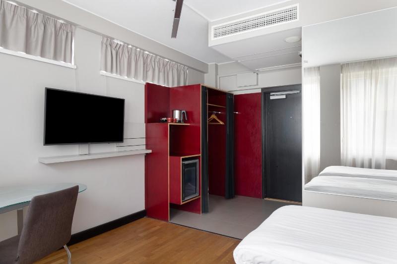 Standard Twin Room image 3