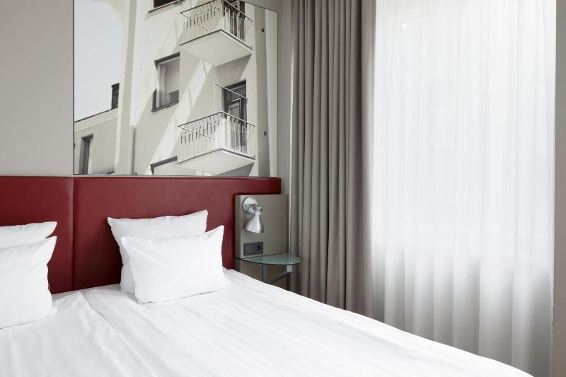 Standard Queen Room image 4