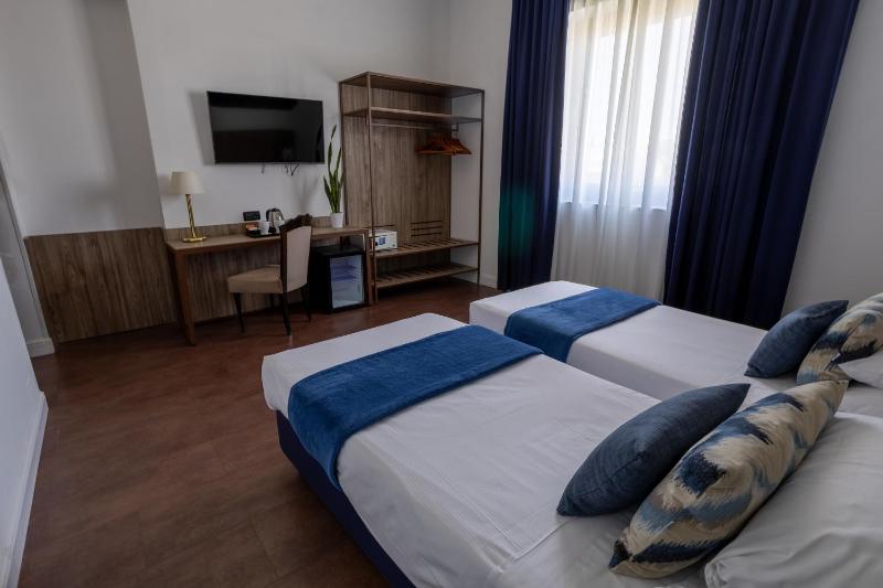 Classic Twin Room image 4