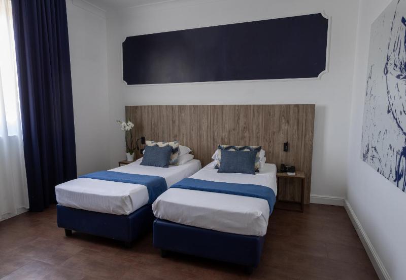 Classic Twin Room image 2