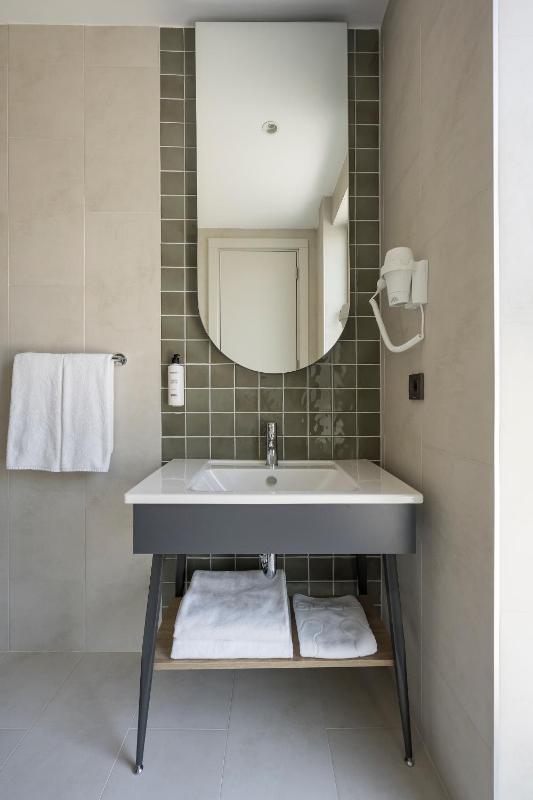 Standard Suite image 1