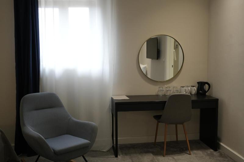 Standard Double Room image 4