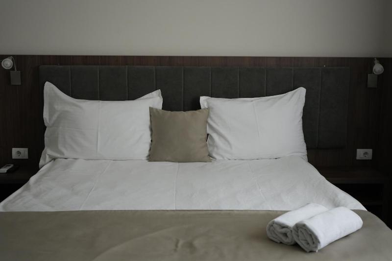 Standard Double Room image 3
