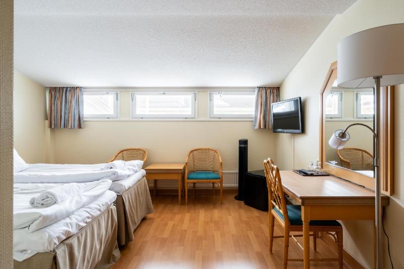 Standard Twin Room image 4