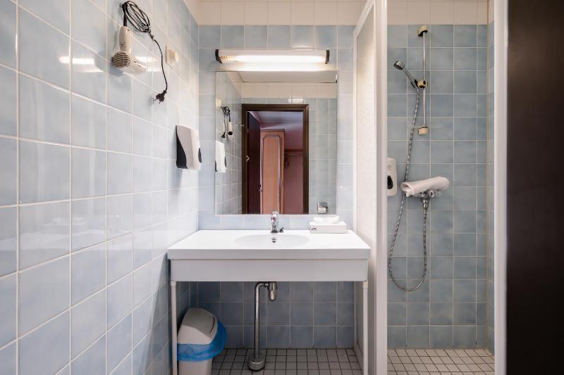 Standard Triple Room image 3