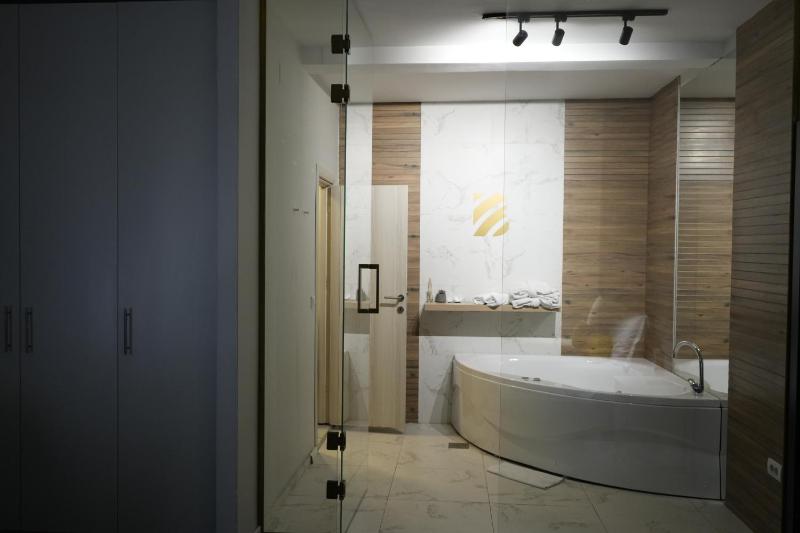 King Room with Spa Bath image 4