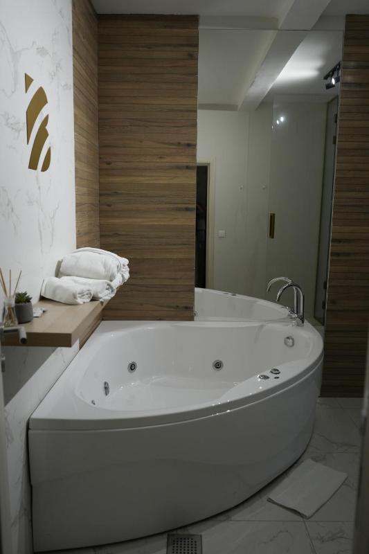King Room with Spa Bath image 3