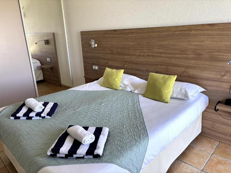 Double Room with Sea View image 3