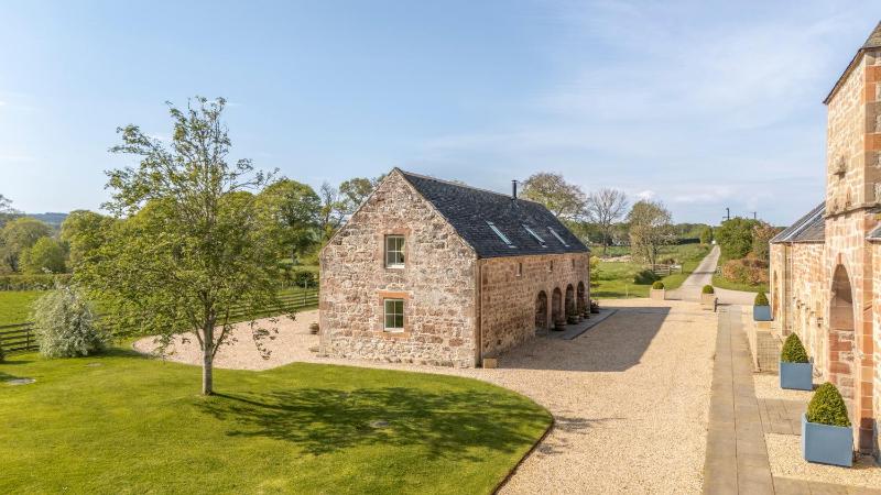 Deluxe Three-Bedroom Cottage image 2