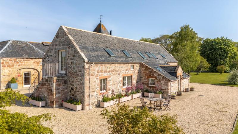 Deluxe Three-Bedroom Cottage image 1