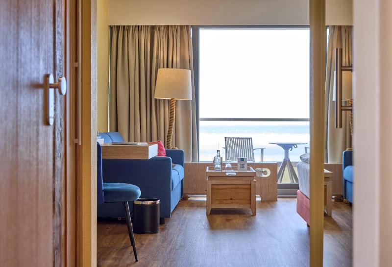 Superior Double Room with Balcony and Sea View image 3