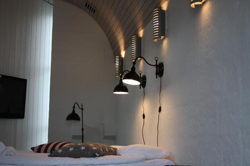 Queen Room with Shared Bathroom image 2