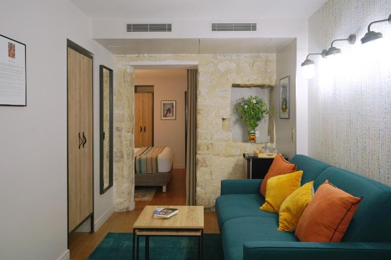 Apartment with King Bed and Kitchen image 4