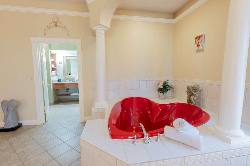 Romantic King Suite with Jacuzzi and Fireplace - Non-Smoking image 4